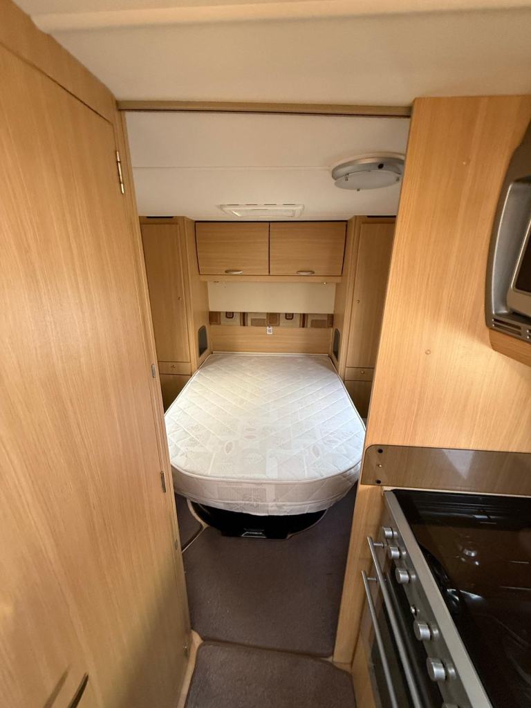 Abbey Vogue 2 610 Twin Axle Rear Island Bed Middle Bathroom