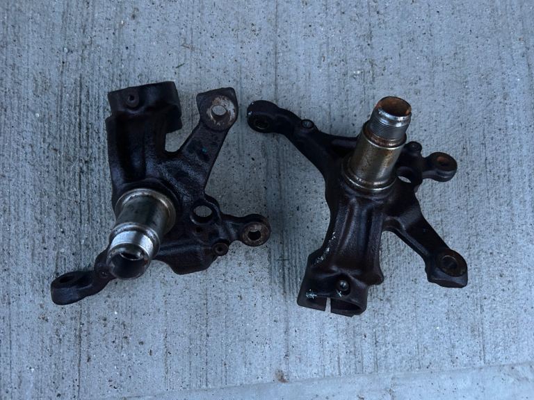 Pair of BMW E46 front steering knuckles 