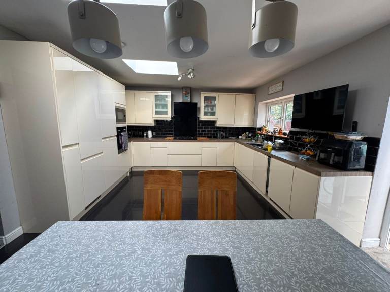 4 Bedroom House, Large extended Modern Kitchen with inbuild appliances