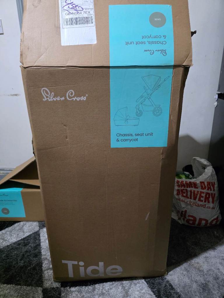 Silver Cross Pram – Chassis, Seat Unit & Carrycot Selling a Silver Cross pram