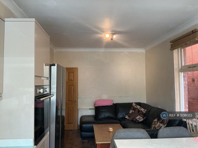 5 bedroom house in Hankinson Road, Bournemouth, BH9 (5 bed) (#508023)