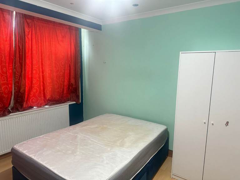 Spacious & Cosy Double Room For Rent AT UB5 4NH