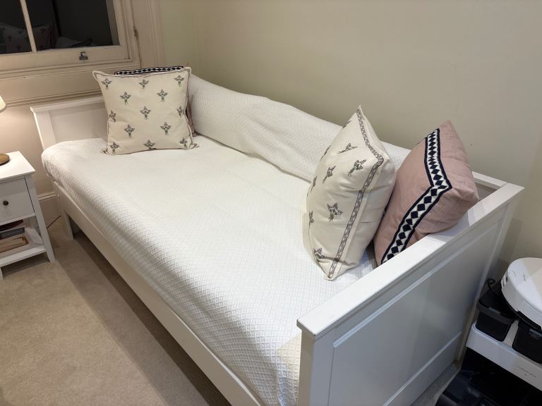 URGENT Guest Bed - Extendable with Mattress