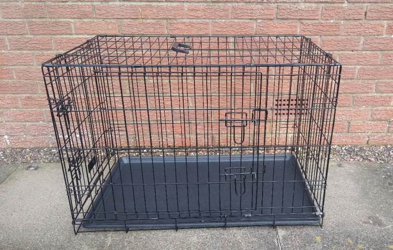 Heavy duty dog crate with removable plastic tray