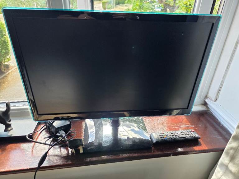 Samsung 22-inch TV / Monitor with Remote Control, Good Condition