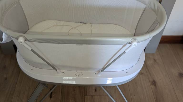 Fischer price basenet soothing moses basket 