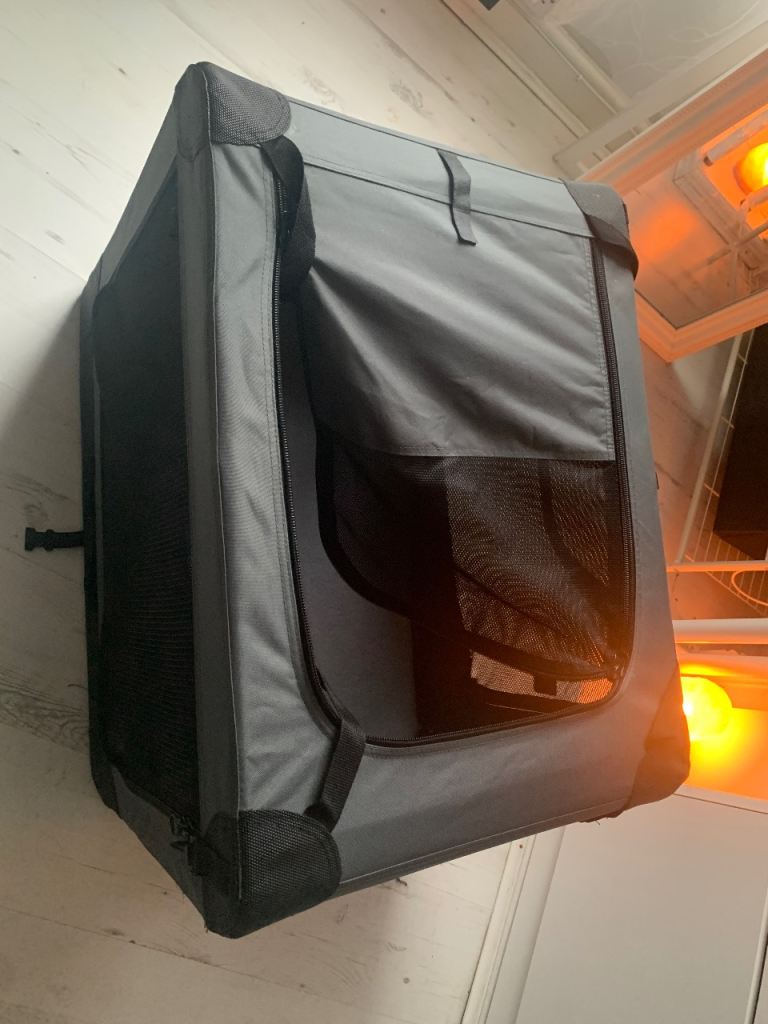 Folding travel crate