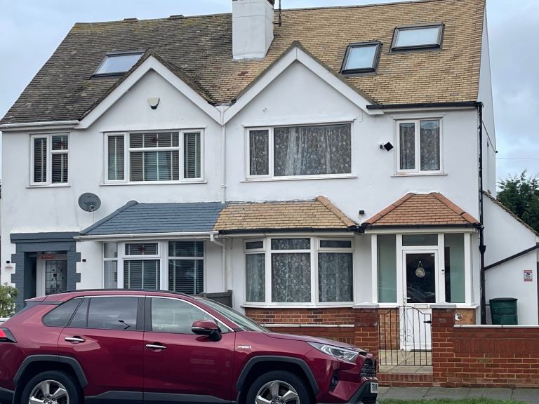 Five bed rooms house. Double and single rooms to let.