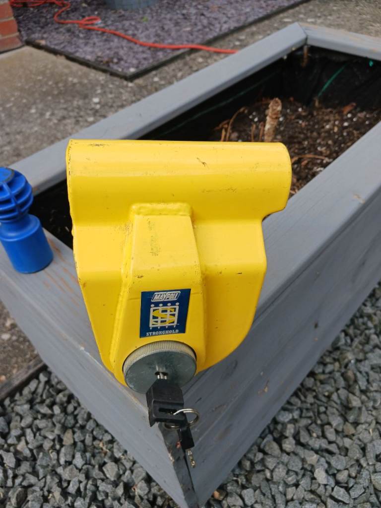 Maypole hitch lock