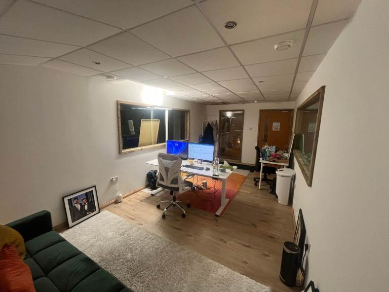 Office | Beauty Room | Creative Space | Workspace | Commercial Unit | Desk in Hackney East London E9