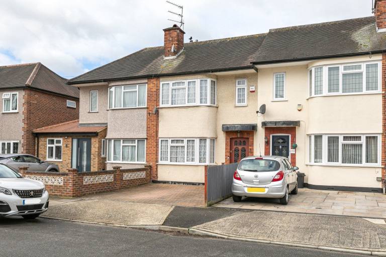 3 bedroom house in 70 Hatherleigh Road, RUISLIP, HA4 6AU, HA4