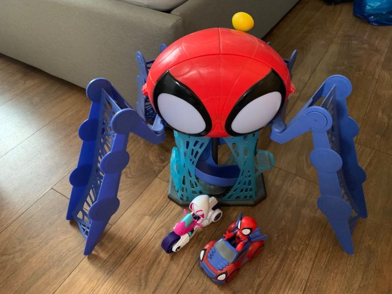 Marvel Spidey and His Amazing Friends Web-Quarters Playset With Figure Hasbro