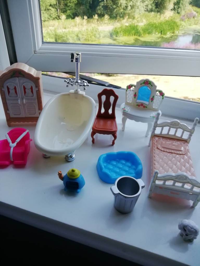 ASSORTED DOLLS HOUSE ITEMS X 9