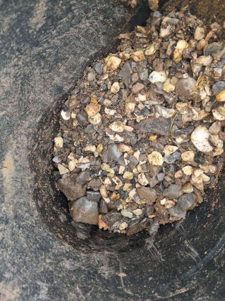 Loose stones