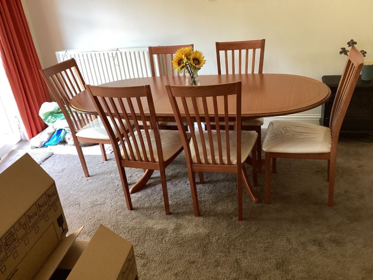 Wooden Extendable Dining Table with 6 Chairs – Good Condition