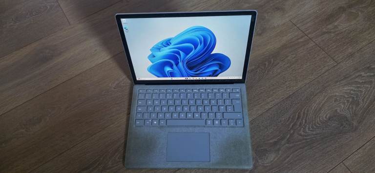 Microsoft Surface Laptop Gen 2 touchscreen Intel Quad core i5 8th gen pro  fully working