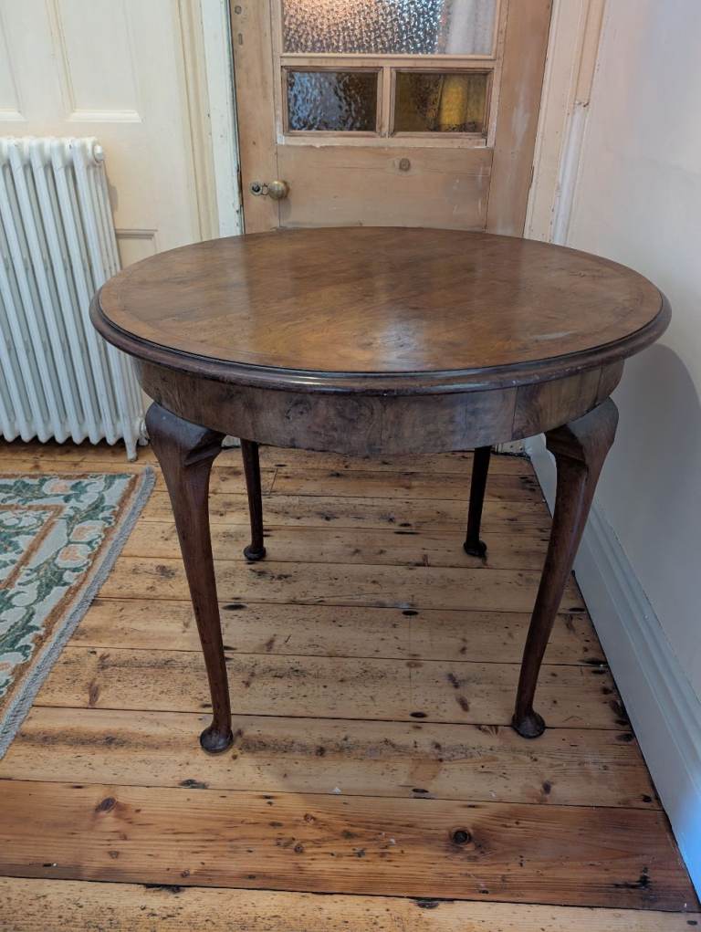 Antique round table with veneer and inlaid border 