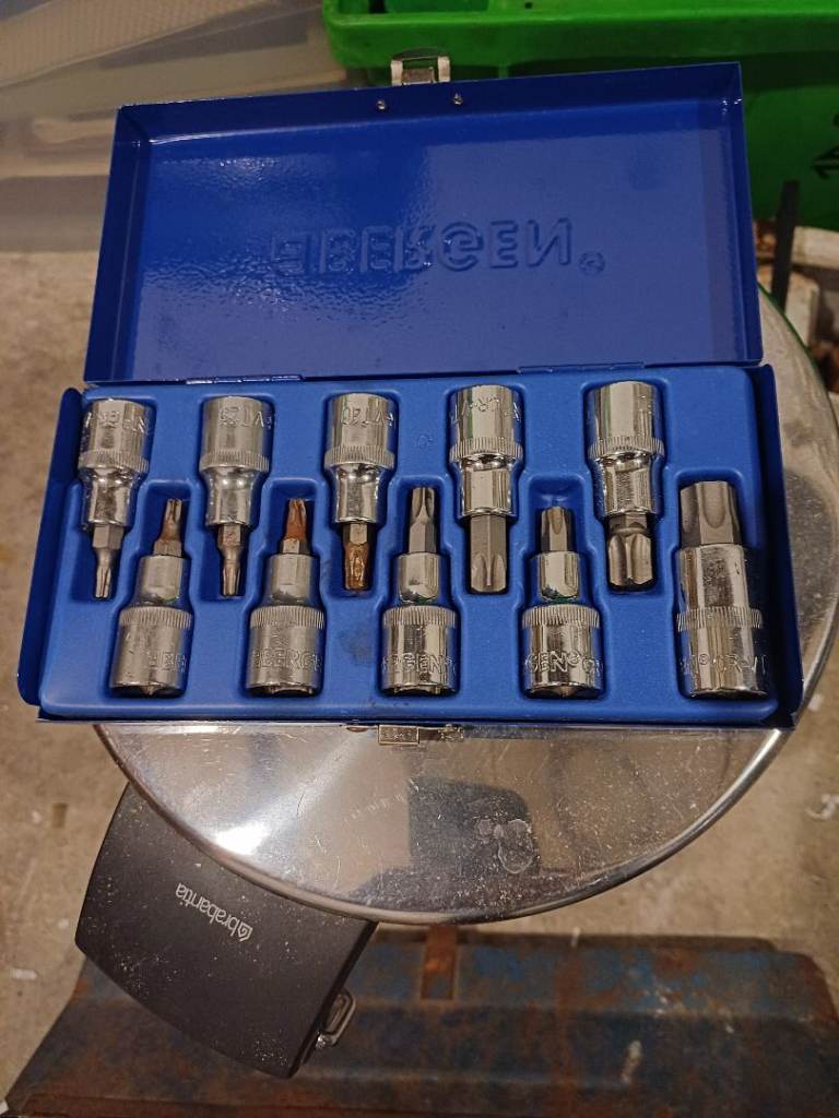 Large tools and sockets 