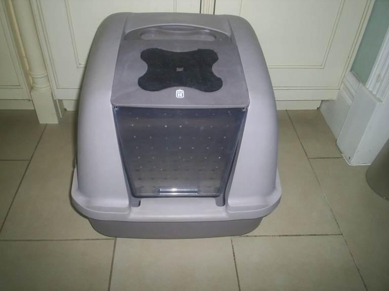 CAT LITTER BOX. Catit Large Hooded Grey Litter Box with Airsift Filter System