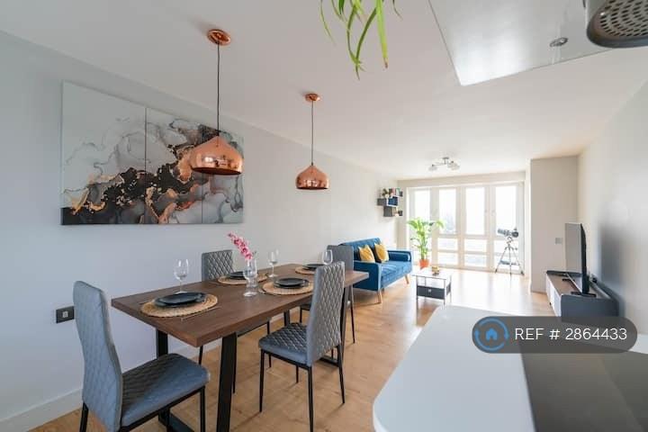 3 bedroom flat in Canary Wharf, London, E14 (3 bed) (#2864433)