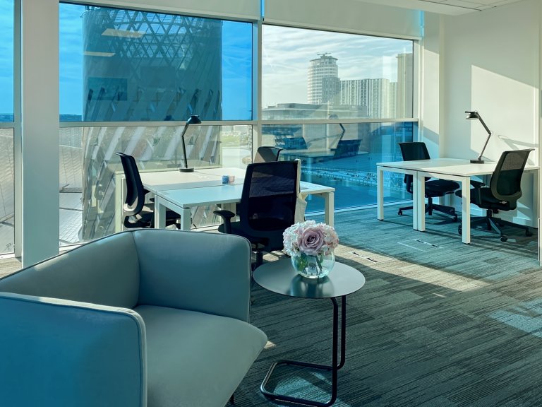 Manchester - M503UB \ Large Office for Up to 15 Desks, Ready to Use