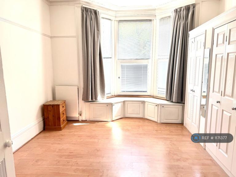 1 bedroom flat in Kew Road, Richmond, TW9 (1 bed) (#1171377)