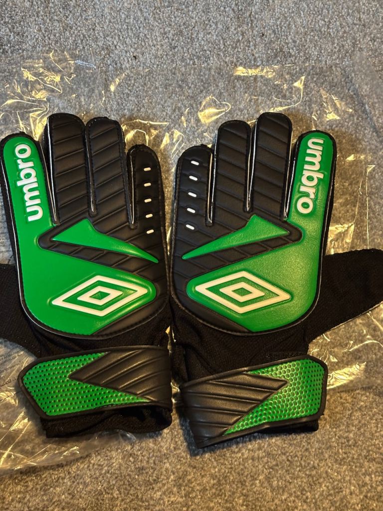 Umbro Goal keeper Gloves Adult small/Medium Brand New 
