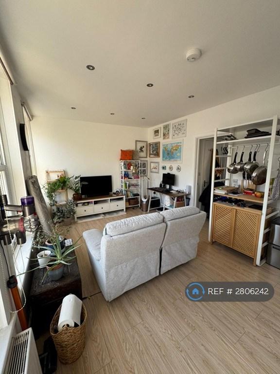 1 bedroom flat in Archway Road, London, N6 (1 bed) (#2806242)