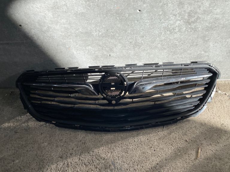 Vauxhall insignia front bumper upper grill 2018 - 2022
