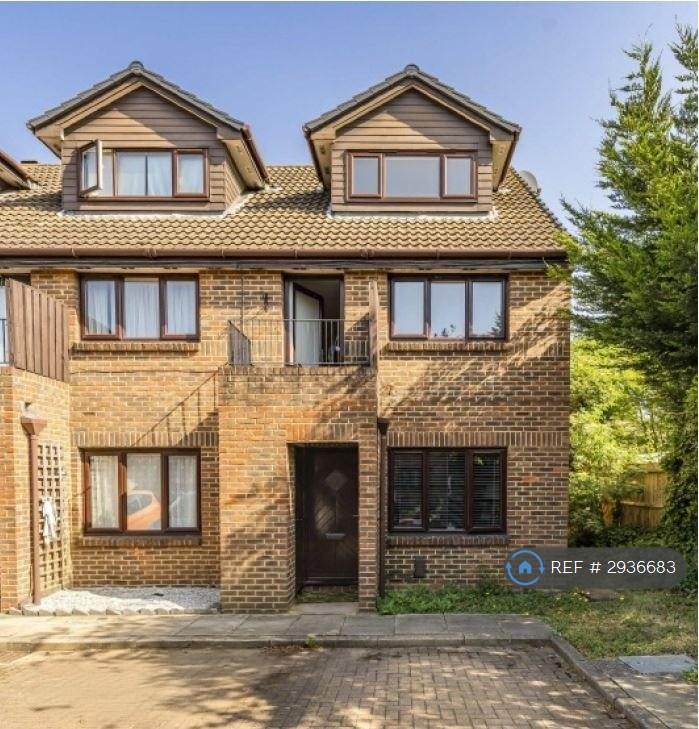 1 bedroom flat in Benwell Court, Sunbury-On-Thames, TW16 (1 bed) (#2936683)