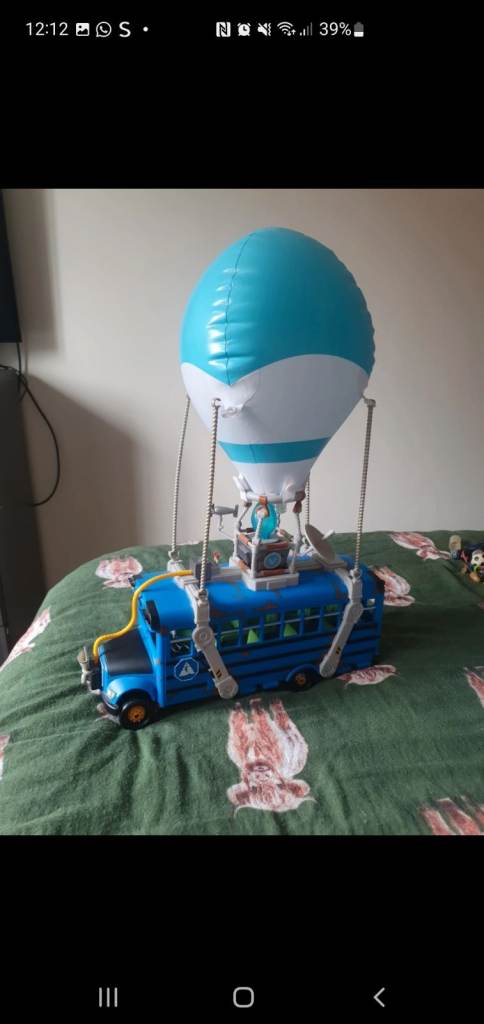 Fortnite battle bus, 2 cars and 2 figure bundle 