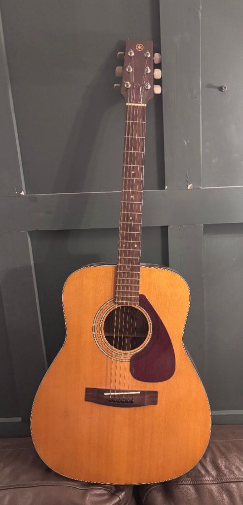 Yamaha Acoustic Guitar – Great Condition, Ready to Play