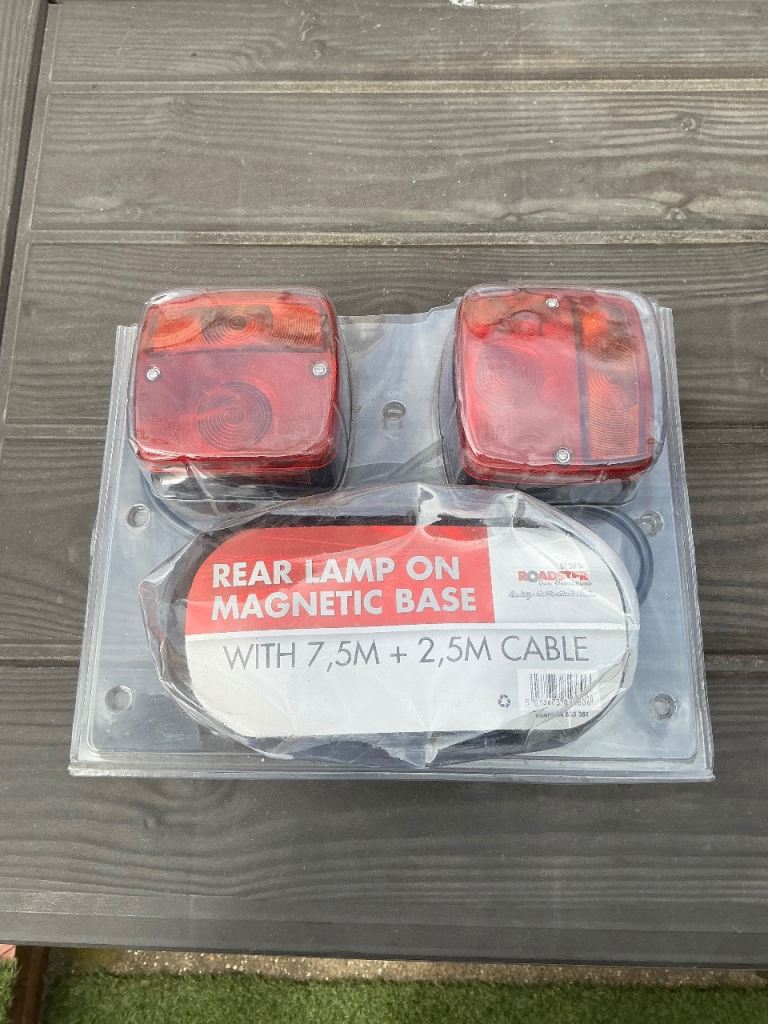 Towing rear lamp on magnetic base 