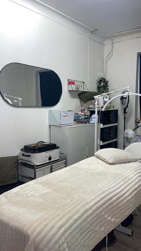 FULLY FURNISHED TREATMENT ROOM TO RENT – EDMONTON, LONDON – £900 PCM BILLS INCLUDED