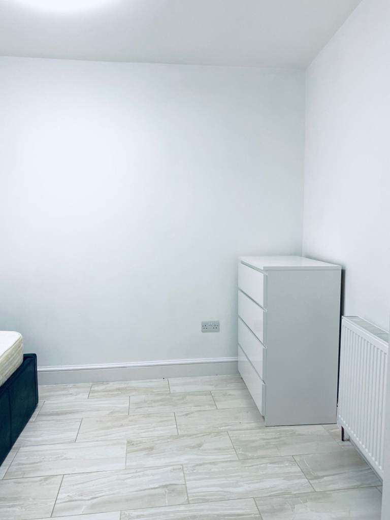 REFURBISHED: COMPLETE INDEPENDENT STUDIO: NEXT TO EASTHAM STATION: ALL BILLS INCLUSIVE 