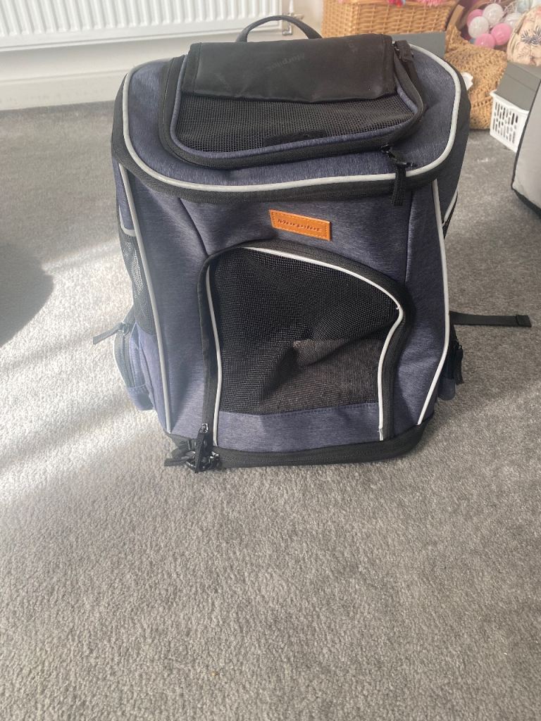 Cat carrier backpack 