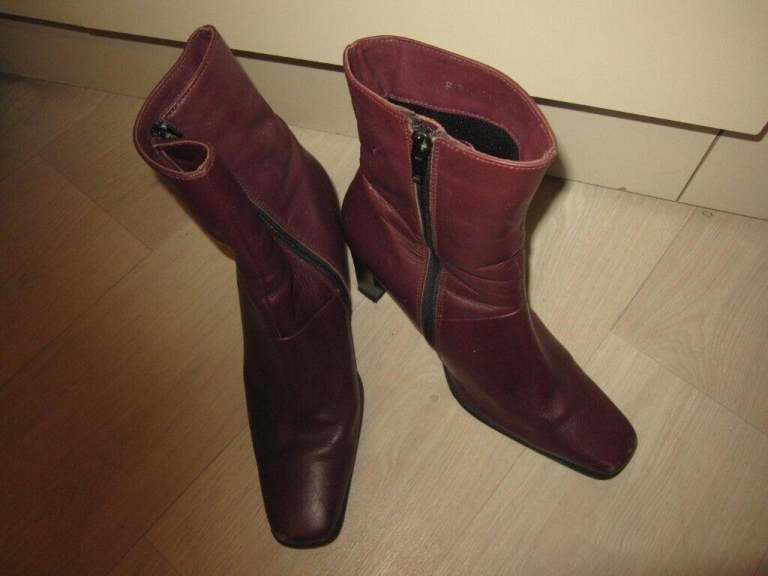 Size 5 Ladies Burgundy Square heel boots