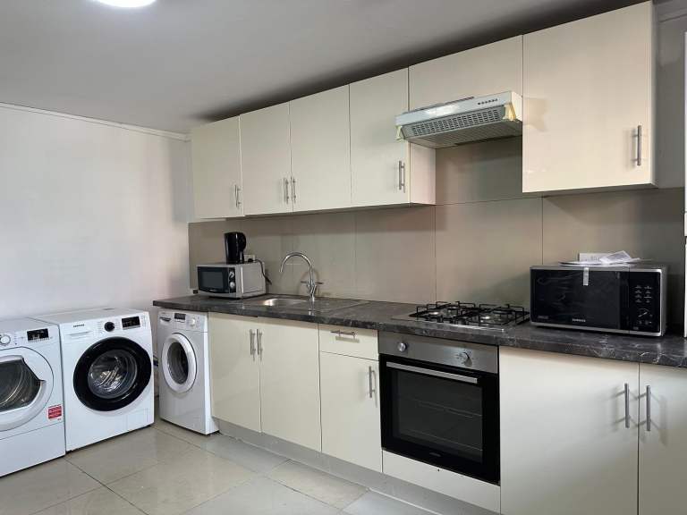 En-suite room for rent in North Kensington 