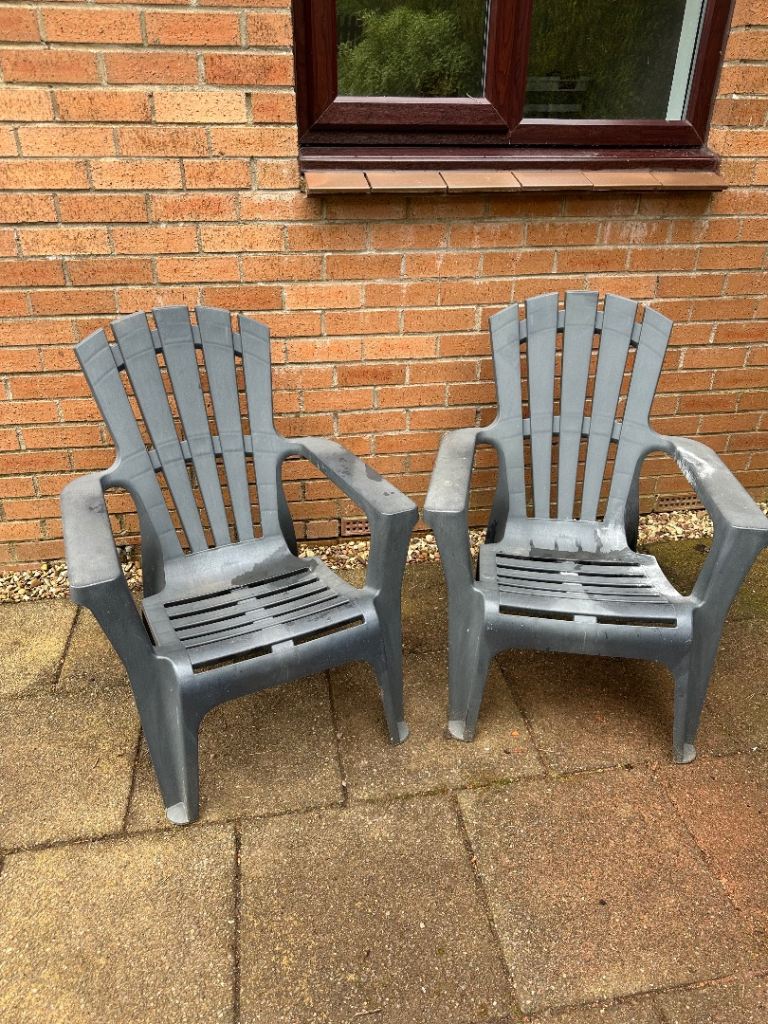 PENDING COLLECTION2x plastic lawn chairs