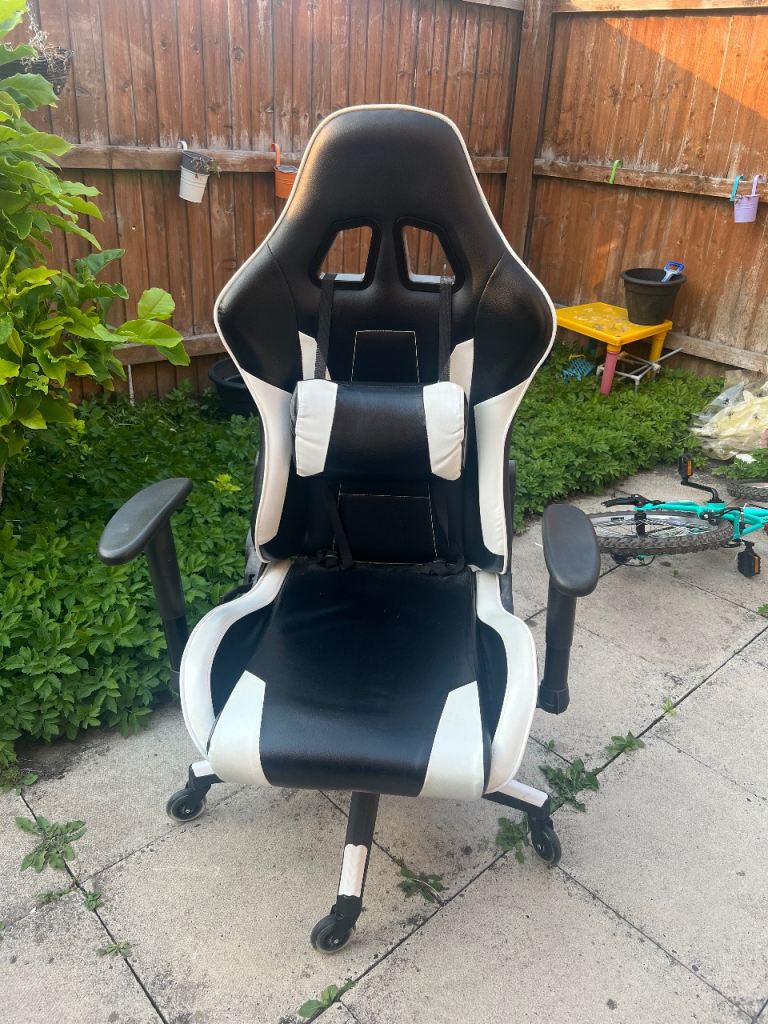 Black and White Gaming / office Chair – Good Condition