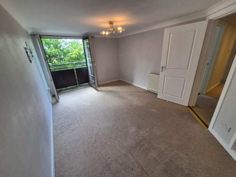 Spacious 2-Bedroom First Floor Flat to Let – Bathgate
