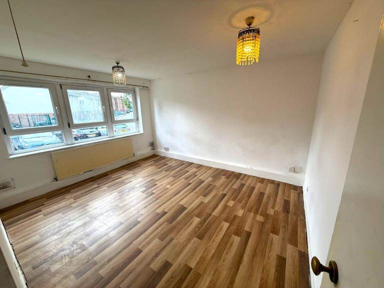 Good condition spacious prime location ground floor flat near Barking Station