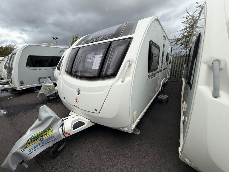 Swift Challenger Sport 686 Fixed Triple Bunk Beds