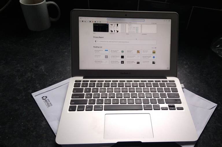 MacBook Air 11.6-inch (2015)  Core i5 - 8GB SSD 128( wireless mouse for free)