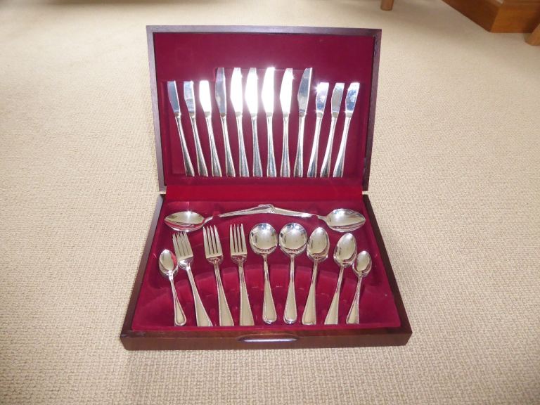 Viners English royal bead 6 setting cutlery canteen