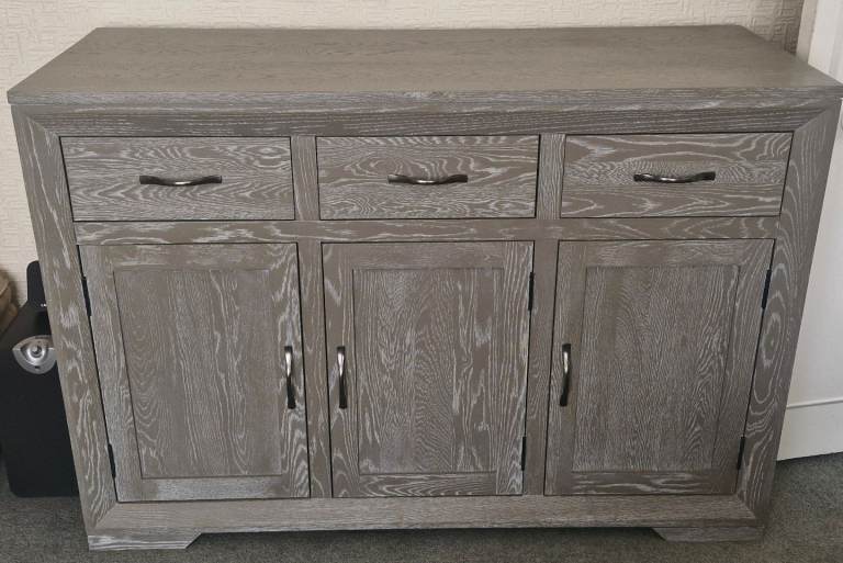 Immaculate,as new,solid oak sideboard cabinet