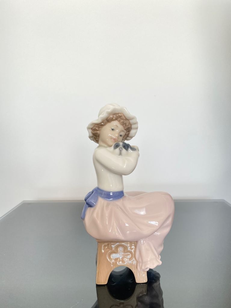 Lladro Nao Figurine