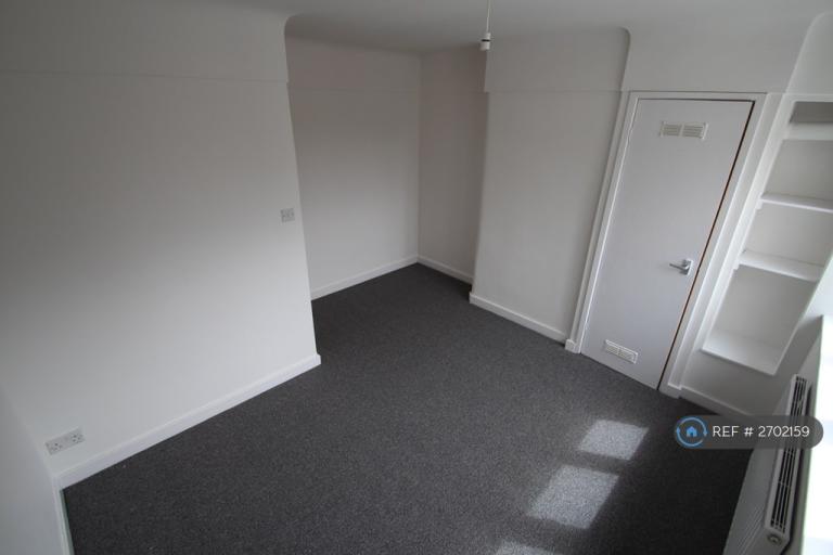 2 bedroom flat in Banks Road, West Kirby, Wirral, CH48 (2 bed) (#2702159)