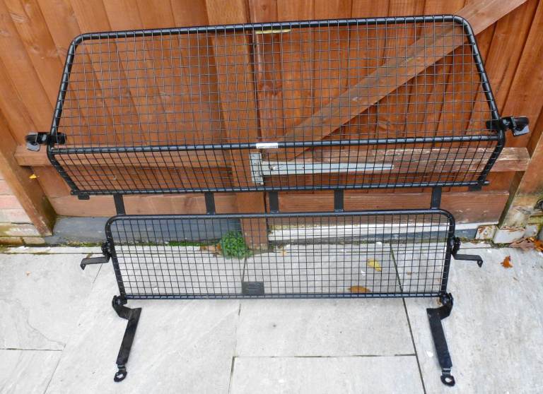 Genuine Land Rover Discovery 3/4 Full Height Dog Guard