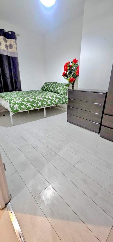 Rent *** Double Rooms close to Wapping Station E1W 